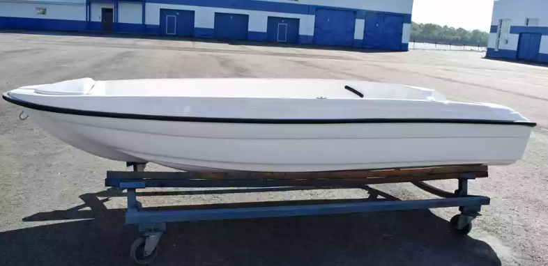 Стеклопластиковая лодка Пингвин (тримаран) в Великом Новгороде