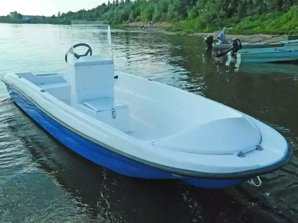Стеклопластиковая лодка Пингвин с консолью (тримаран) в Великом Новгороде