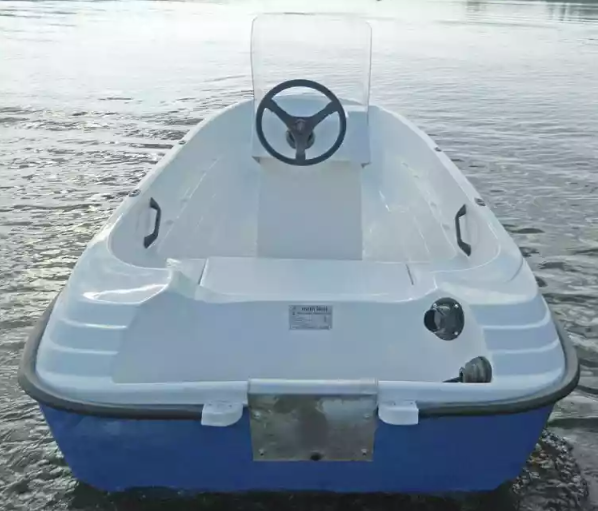 Стеклопластиковая лодка Пингвин с консолью (тримаран) в Великом Новгороде