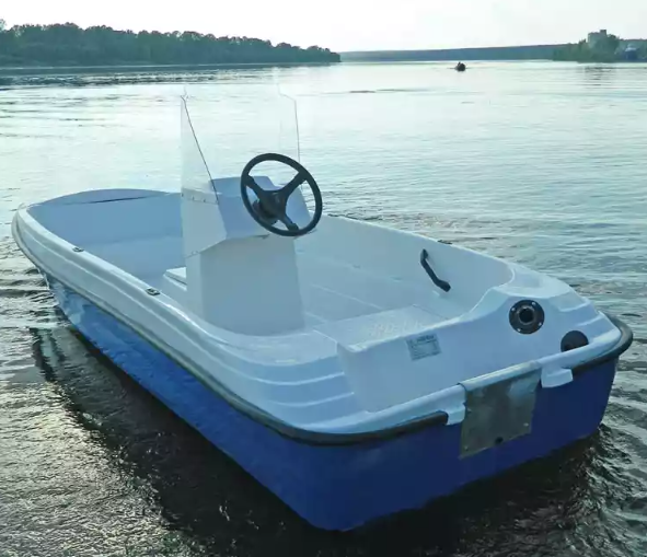 Стеклопластиковая лодка Пингвин с консолью (тримаран) в Великом Новгороде