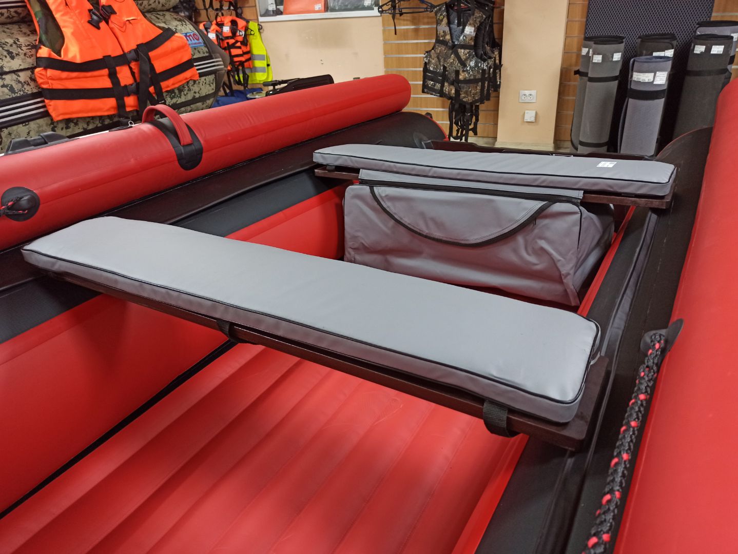 КОМПЛЕКТ МЯГКИХ НАКЛАДОК С СУМКОЙ ДЛЯ ЛОДОК 110Х20 СЕРЫЙ в Великом Новгороде