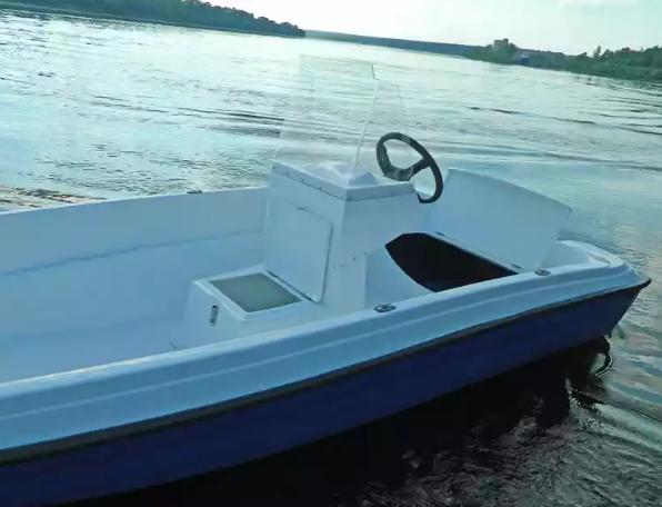 Стеклопластиковая лодка Пингвин с консолью (тримаран) в Великом Новгороде