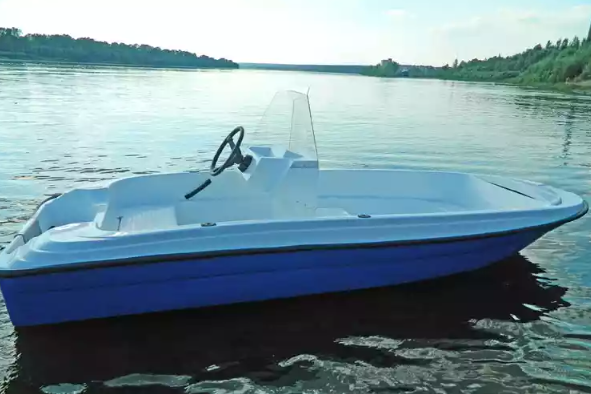 Стеклопластиковая лодка Пингвин с консолью (тримаран) в Великом Новгороде