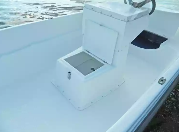 Стеклопластиковая лодка Пингвин с консолью (тримаран) в Великом Новгороде