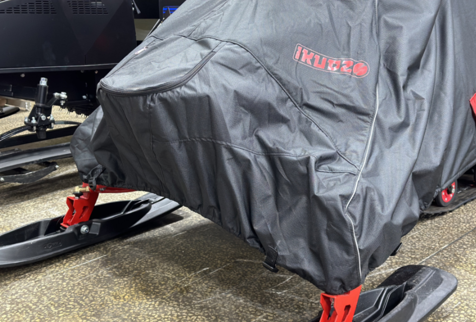 Чехол транспорт. снегохода IKUDZO HUNTER черно-красный Оксфорд ПРЕМИУМ качества с лого IKUDZO в Великом Новгороде