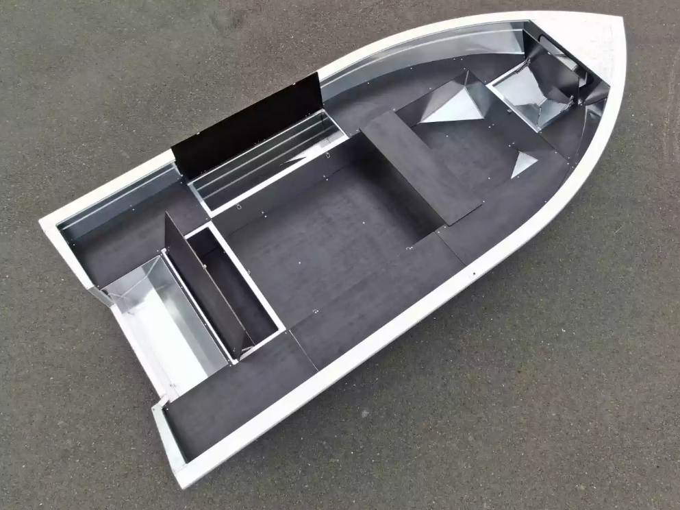 Алюминиевая лодка  Неман-420 в Великом Новгороде