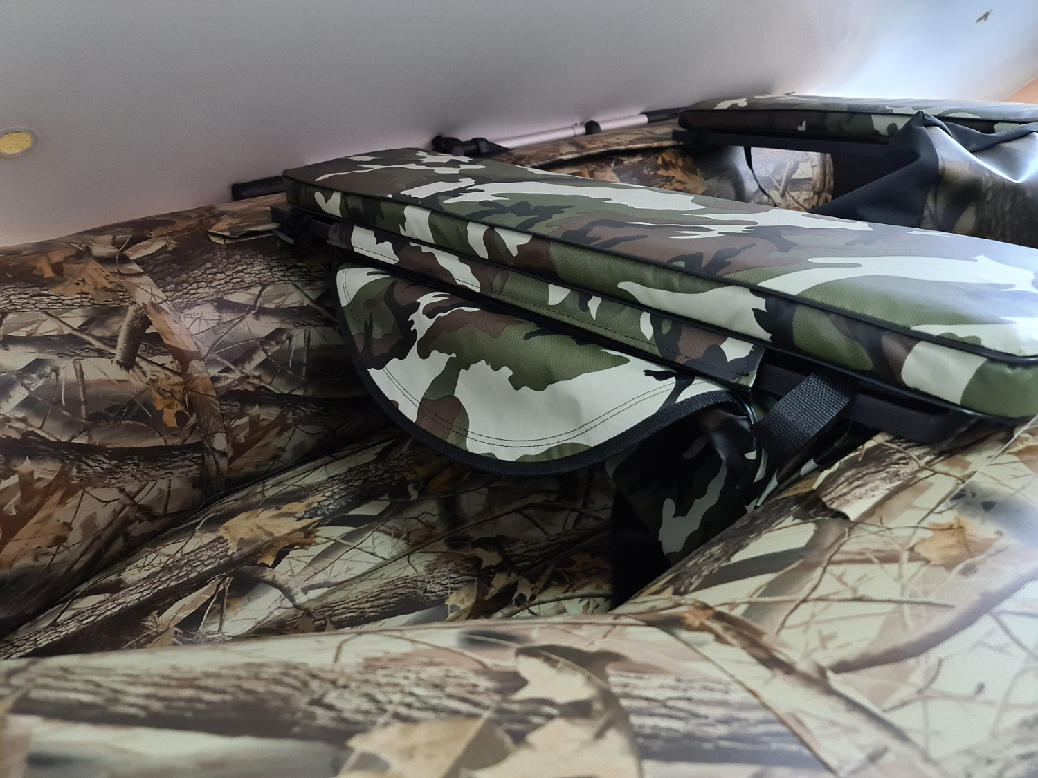 КОМПЛЕКТ МЯГКИХ НАКЛАДОК С СУМКОЙ ДЛЯ ЛОДОК 105Х20 КАМУФЛЯЖ в Великом Новгороде